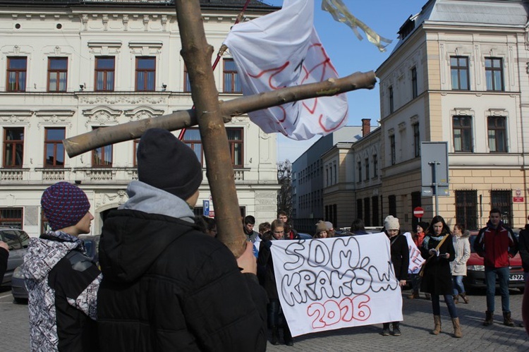 Młodzi cieszyniacy z krzyżem na rynku