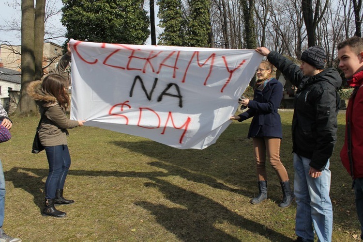 Młodzi cieszyniacy z krzyżem na rynku