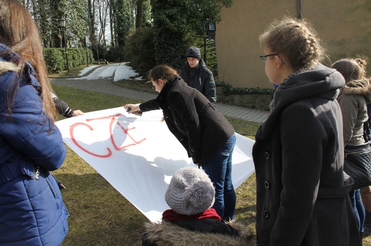 Młodzi cieszyniacy z krzyżem na rynku