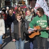 W samo południe młodzi cieszyniacy przeszli przez miasto, odprawiając Drogę Krzyżową w ramach przygotowań do ŚDM Kraków 2016