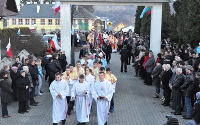 Procesja z obrazem do kościoła