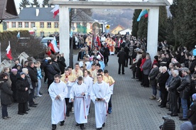 Procesja z obrazem do kościoła