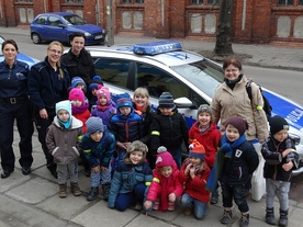 Przedszkolaki z Mszczonowa z wychowawczyniami i policjantkami