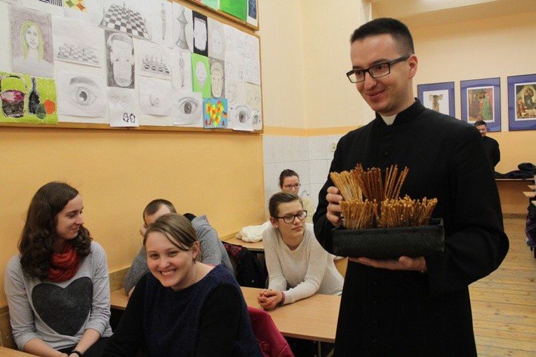 Ks. Bartosz Łacek razem z katechetami parafii św. Marii Magdaleny gościł cieszyńską młodzież... słonymi paluszkami!