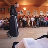 – Ważne, by kapłani przeżywali to samo, co wspólnota – zauważa bernardyn o. Cyprian Moryc