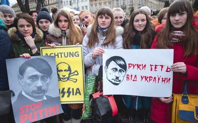 Studenci ze Lwowa na wiecu w rocznicę masakry na kijowskim Majdanie i upamiętniającym ofiary wojny we wschodniej Ukrainie