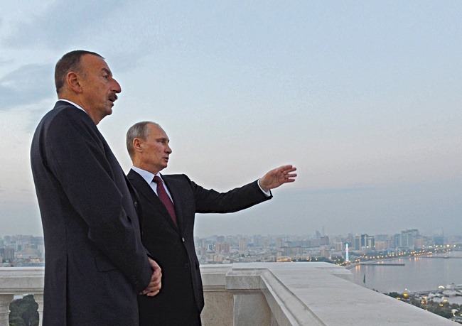 Prezydenta Azerbejdżanu Ilhama Alijewa wiele łączy z Władimirem Putinem. Obaj równie bezwzględnie tępią w swoich krajach opozycję, a spokój społeczny utrzymują głównie przy pomocy służb specjalnych