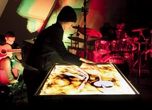 Męka Pańska na gitarę, perkusję i piasek to jedna z multimedialnych propozycji na Wielki Post