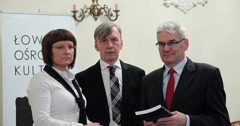 Członkowie Rady Programowej "Roczników Łowickich" Agnieszka Pawłowska-Kalinowska, Marek Wojtylak i Tadeusz Żaczek