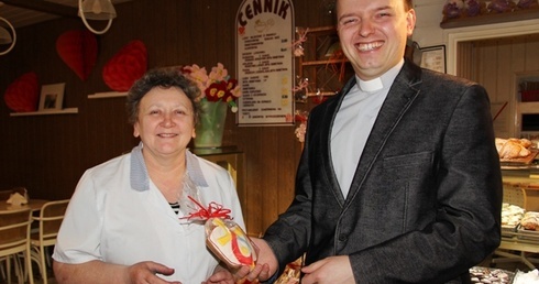 Alicja Duś, ks. Tomasz Gwoździewicz ze słodką pamiątką peregrynacji