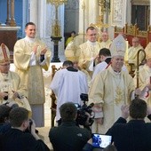 Bp Piotr Turzyński po obrzędzie święceń pokazuje się wiernym