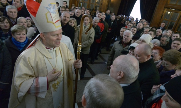 Bp Piotr w rozmowie z wiernymi, którzy przybyli do katedry na uroczystość święceń biskupich