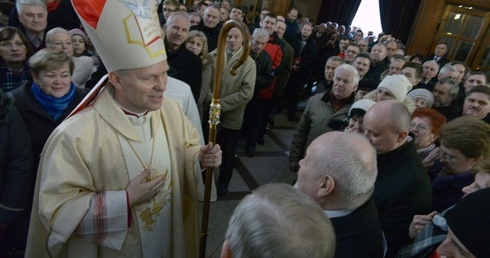 Bp Piotr w rozmowie z wiernymi, którzy przybyli do katedry na uroczystość święceń biskupich