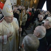 Bp Piotr w rozmowie z wiernymi, którzy przybyli do katedry na uroczystość święceń biskupich