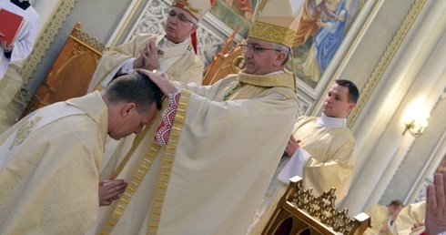 Święcenia biskupie dokonują się w ciszy przez włożenie rąk