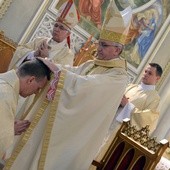 Święcenia biskupie dokonują się w ciszy przez włożenie rąk