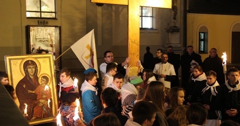 Krzyż i ikona przed kościołem Świętych Apostołów Piotra i Pawła w Skoczowie