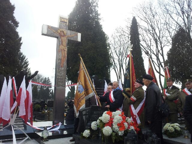 W południe odsłonięto "Mogiłę - Pomnik Zamordowanych na Zamku Lubelskim w latach 1944-54”. 