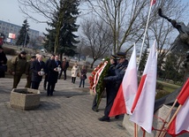 Kwiaty i znicze przy pomniku żołnierzy Zrzeszenia „Wolność i Niezawisłość” przy ul. Beliny-Prażmowskiego w Radomiu składają kombatanci i prezydent Radosław Witkowski