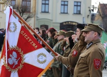 Apel Poległych na żywieckim Rynku zgromadził także grupy rekonstrukcyjno-historyczne