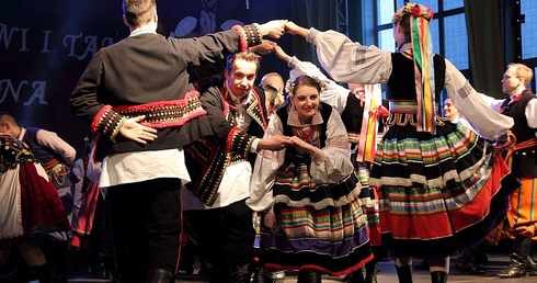 Jubileuszowy występ tancerze rozpoczęli od poloneza