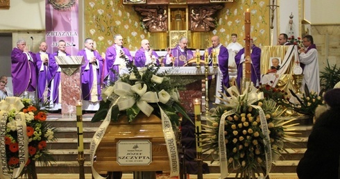 W kościele św. Józefa na Złotych Łanach bp Tadeusz Rakoczy przewodniczył Mszy św. w intencji śp. ks. prałata Józefa Szczypty