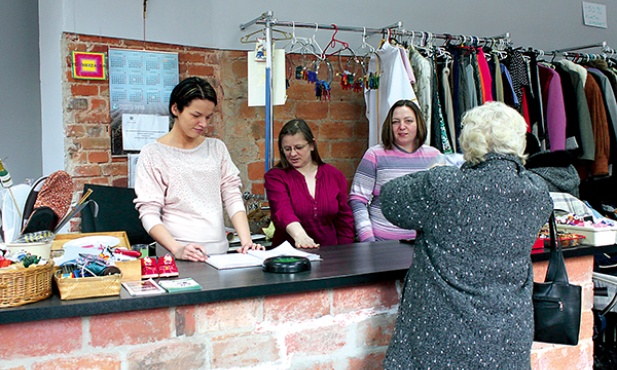 Za ladą (od lewej) Paulina Mańka, Iwona Zdunek i Katarzyna Wodecka 