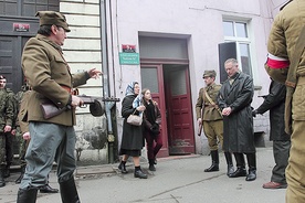 Inscenizację przygotowali m.in. członkowie Grupy Rekonstrukcji Historycznej „Oberlausitz”, uczniowie miejscowych szkół oraz Miejski Dom Kultury