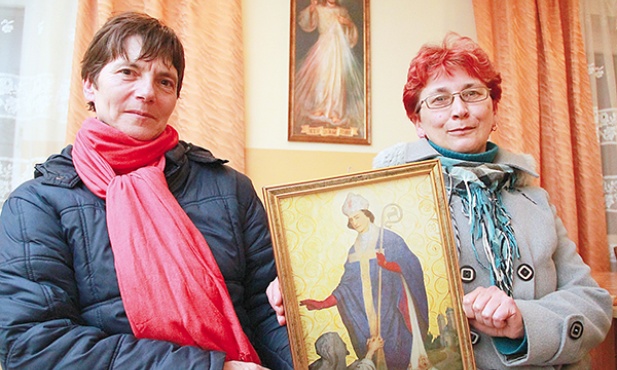 Stanisława Kutrzuba i Lucyna Kasperek (z prawej) podjęły całkowitą abstynencję, by tą ofiarą pomóc innym. Na zdjęciu z obrazem patrona wspólnoty, św. Stanisława