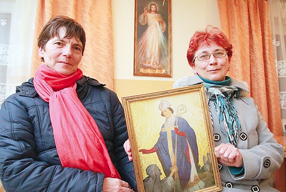 Stanisława Kutrzuba i Lucyna Kasperek (z prawej) podjęły całkowitą abstynencję, by tą ofiarą pomóc innym. Na zdjęciu z obrazem patrona wspólnoty, św. Stanisława