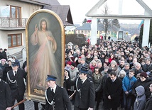  Procesja do kościoła w Stasiówce 