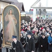  Procesja do kościoła w Stasiówce 