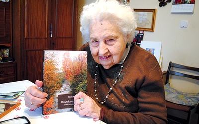  Maria Mirecka-Loryś z książką, którą napisała o swojej rodzinie  i barwnym życiu