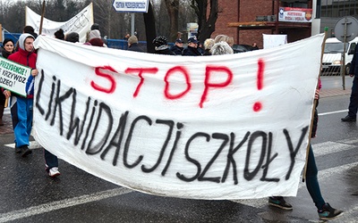  Uliczny protest przeciw likwidacji Zespołu Szkół nr 1 w Ostrowcu Świętokrzyskim