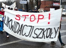  Uliczny protest przeciw likwidacji Zespołu Szkół nr 1 w Ostrowcu Świętokrzyskim