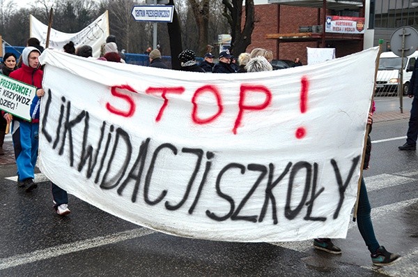  Uliczny protest przeciw likwidacji Zespołu Szkół nr 1 w Ostrowcu Świętokrzyskim