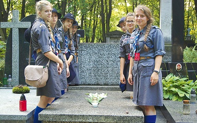 Harcerski z Mieleckiej Drużyny Harcerek „Głębia” przy grobie Ludwiki Uzar-Krysiakowej