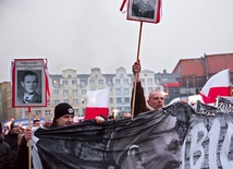  Wspomnienie to za mało, marsz i wzniosłe hasła to też za mało. Trzeba zrobić dużo więcej: wpatrzeć się w tych ludzi, bo oni wyrastali na Ewangelii  – przypominał podczas Mszy św. poprzedzającej słupski marsz pamięci bp Edward Dajczak