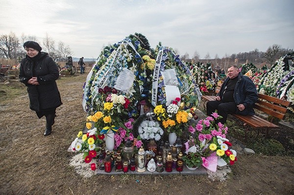 Rodzice Anatolija Żałowagi przy grobie syna na cmenatrzu w Dublanach pod Lwowem 