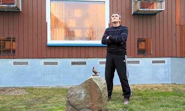 Przed głazem, pod którym pochowany jest ukochany gołąbek