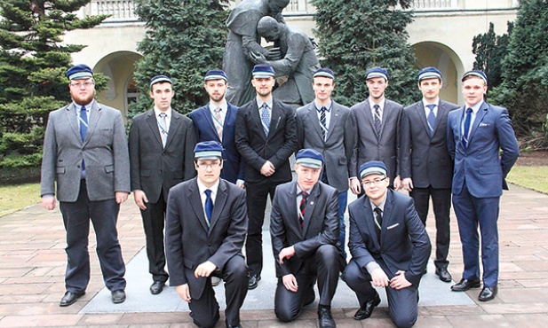 Dekle i bandy, jak podkreślają członkowie korporacji, można nosić tylko do eleganckiego stroju