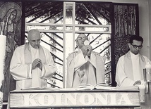  Ks. Franciszek Blachnicki (w środku) w kaplicy na lubelskim Sławinku 
