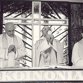  Ks. Franciszek Blachnicki (w środku) w kaplicy na lubelskim Sławinku 