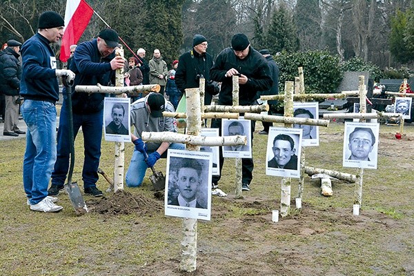 Uroczystość ustawienia brzozowych krzyży na „Łączce”