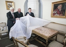 – Zapewne w Helenowie siedziało na tych meblach wielu radzieckich generałów, nie wiedząc nawet, do kogo należały – mówił podczas uroczystości przekazania znalezisk minister Tomasz Siemoniak