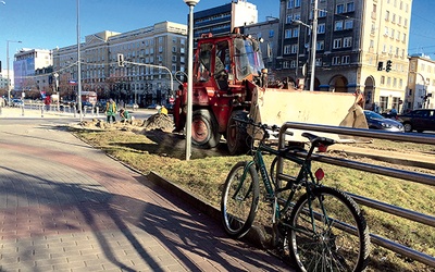 Właśnie powstaje brakująca ścieżka rowerowa wzdłuż ulicy Jana Pawła II