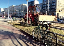 Właśnie powstaje brakująca ścieżka rowerowa wzdłuż ulicy Jana Pawła II