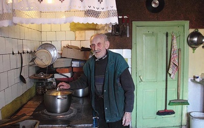  Pan Stanisław od wielu lat codziennie gotuje obiady dla siebie i schorowanej żony na kaflowej kuchni 