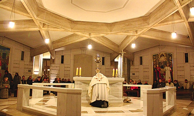  Adoracja Najświętszego Sakramentu to modlitwa nie tylko dla statecznych i poważnych dorosłych. Doskonale radzą sobie z nią dzieci