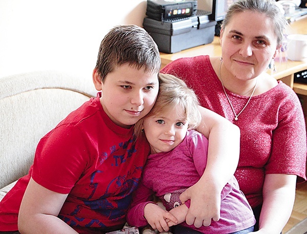  Adrian z rozbrajającą szczerością mówi, że do codziennego bólu prawie się przyzwyczaił. Na zdjęciu z mamą i młodszą siostrą Julką